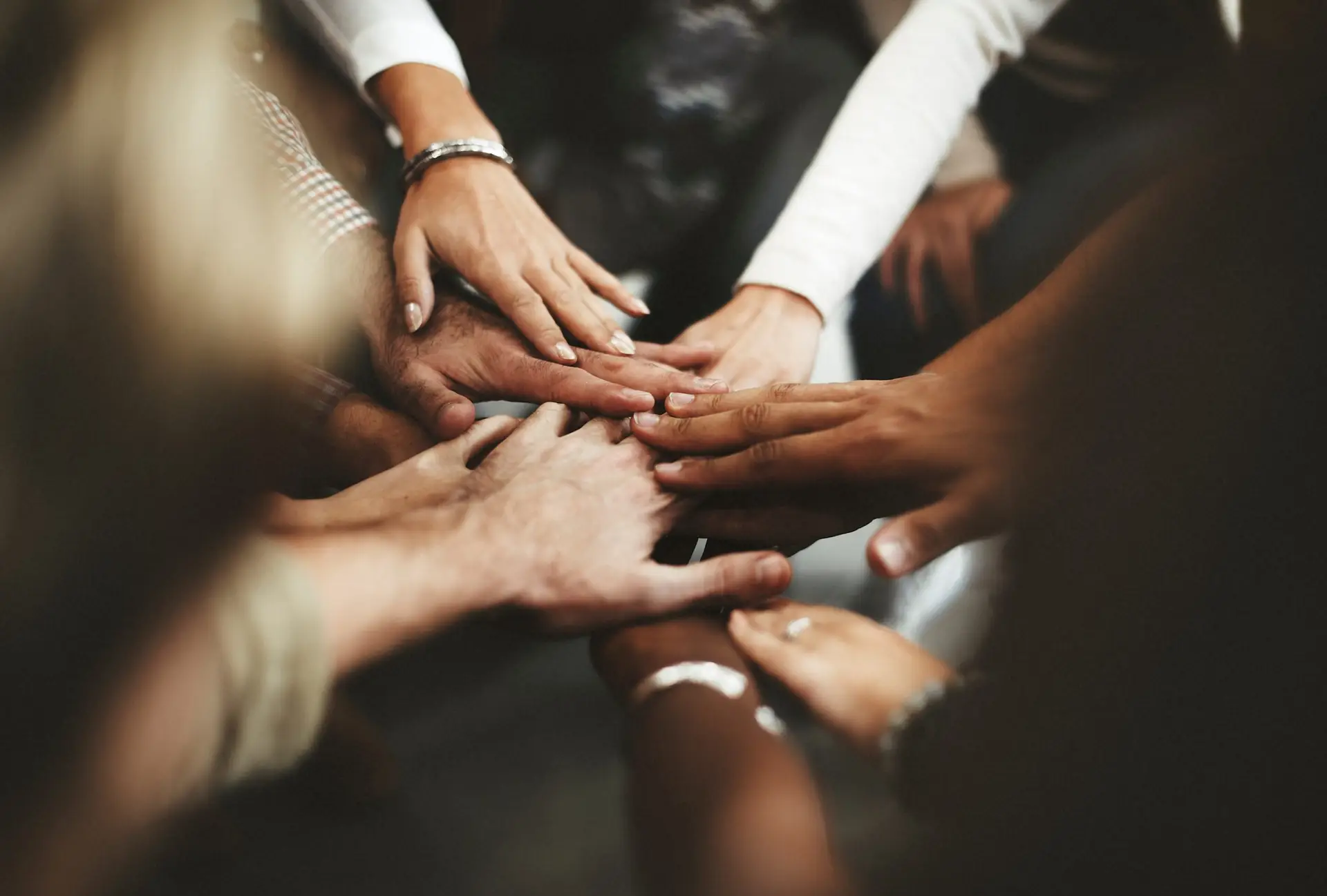 Mains tendues ensemble pour faire un cri de guerre