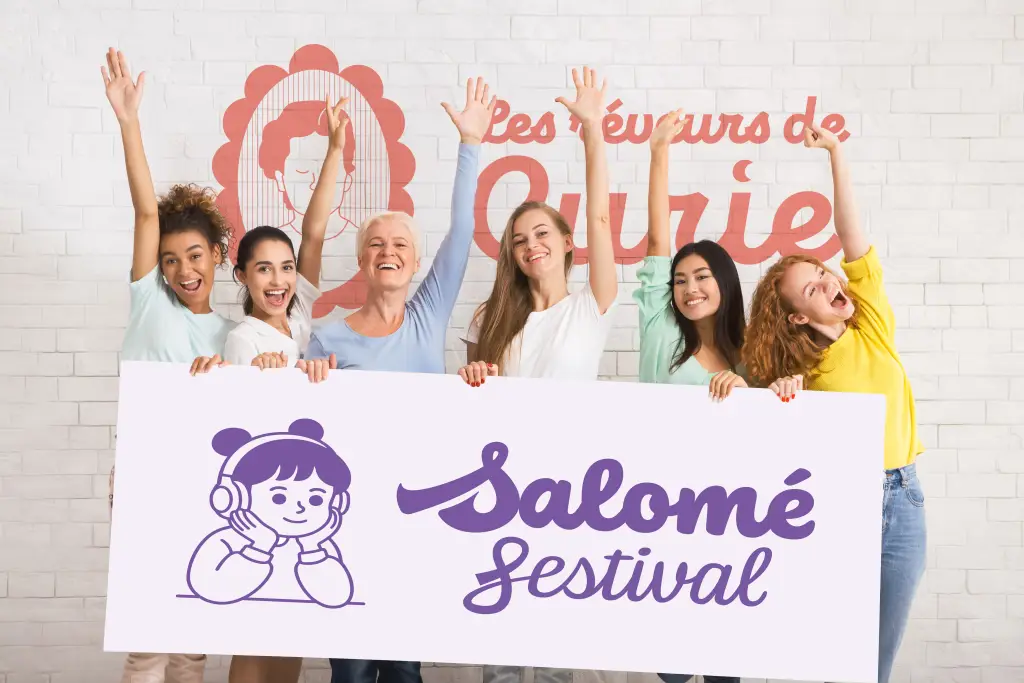 Membres de l'association tenant la pancarte du festival
